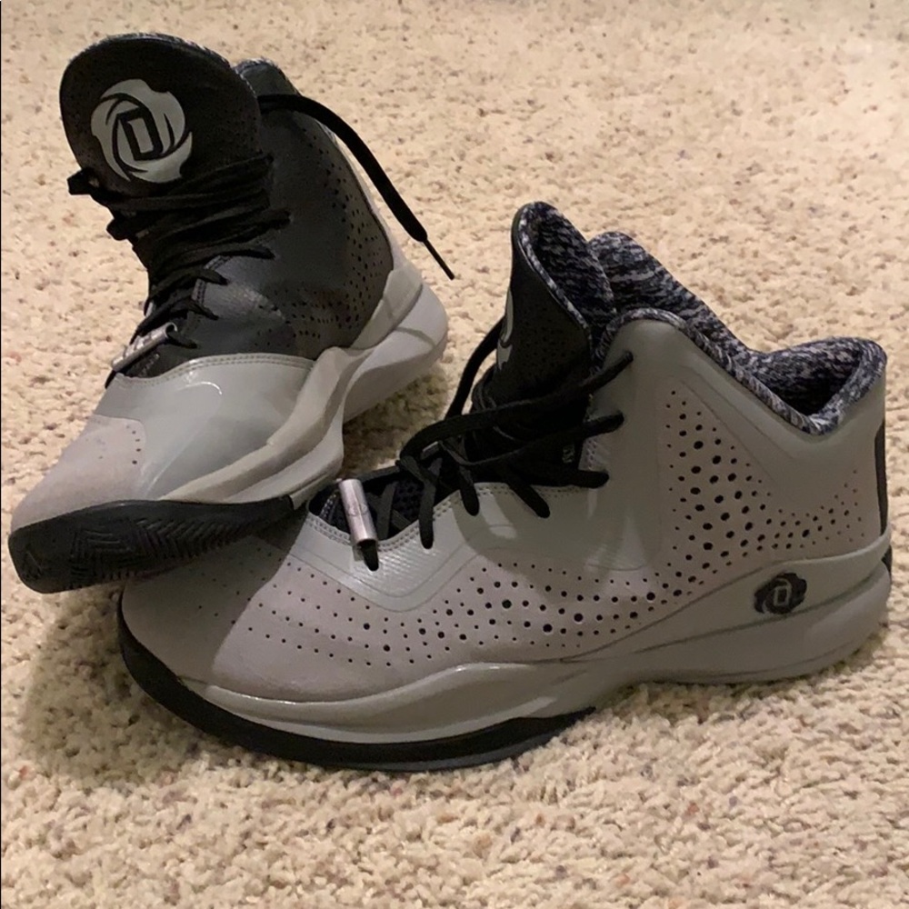 Addidas Derrick Rose basketball shoes (mens)